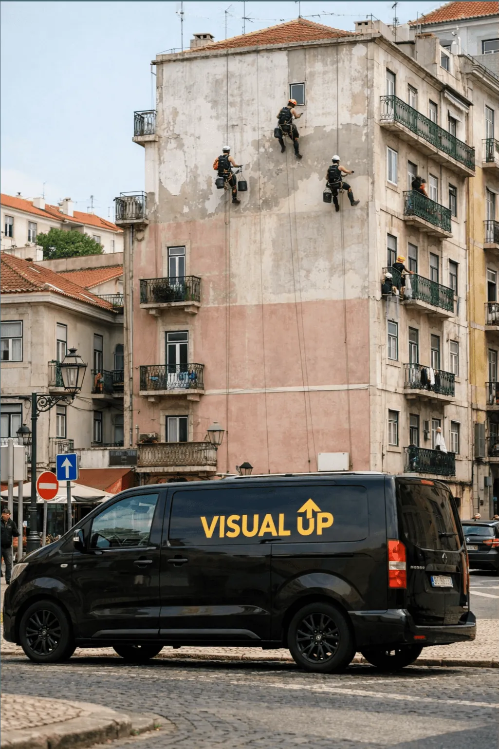 Carrinha da Visual Up junto a um edifício em Lisboa.